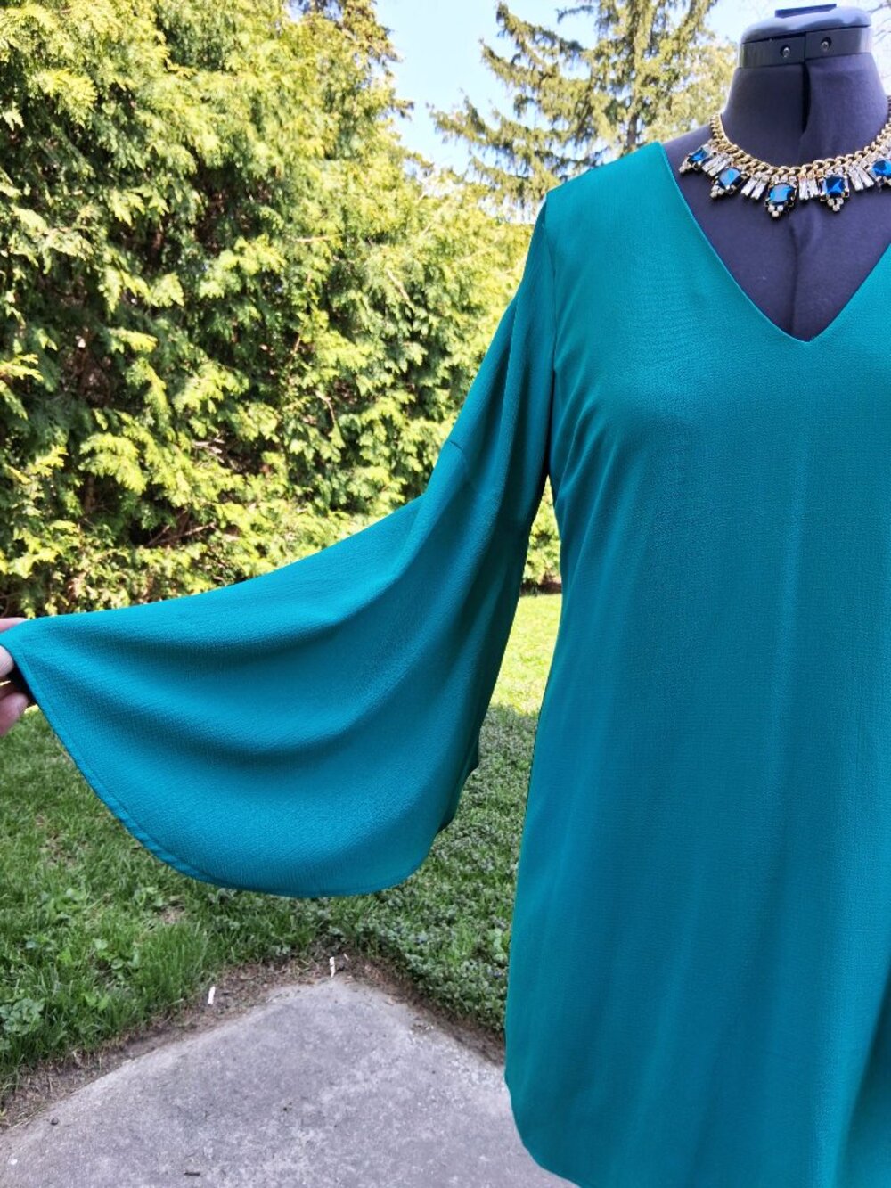 2 items - Bebe Butterfly Sleeve Emerald Green Shift Mini Dress Size L & Necklace - Picture 3 of 10